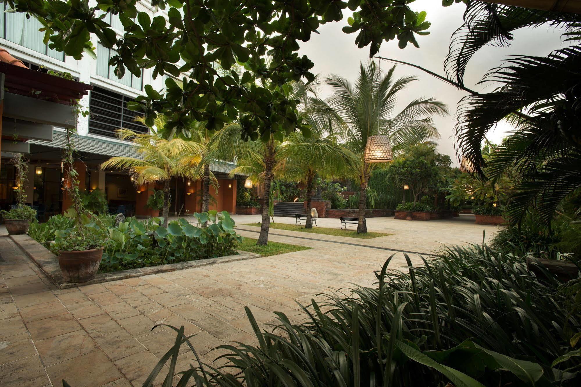 Bumi Surabaya City Resort Exterior foto